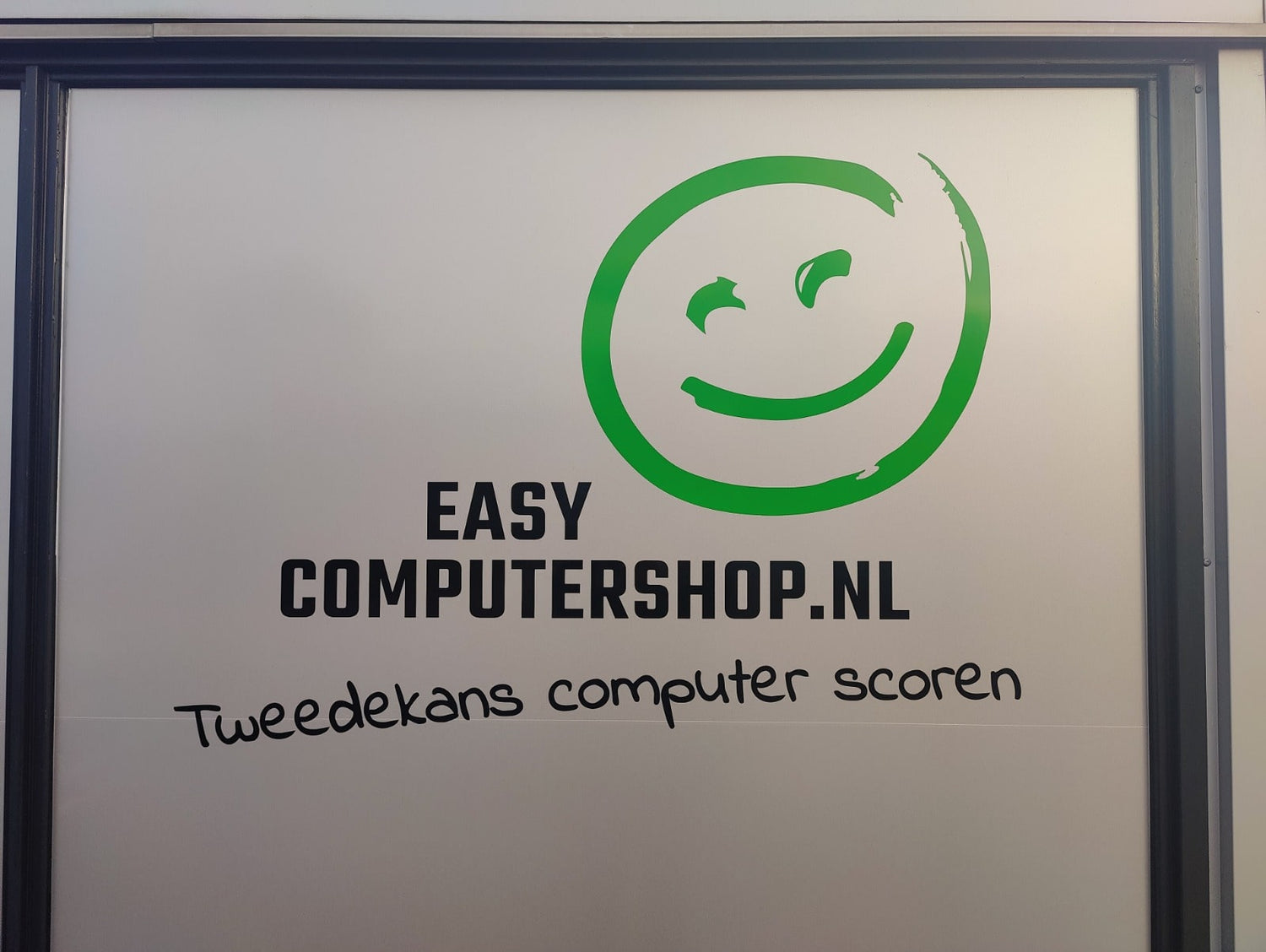 Raam waar Easy computershop met op staat met het slogan van easycomputershop.nl